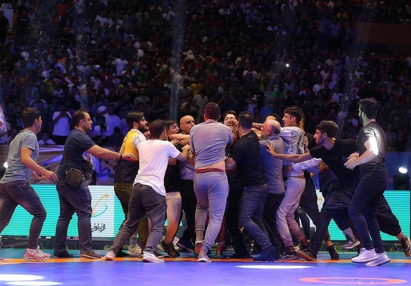 حمله فدراسیون کشتی به حراست وزارت ورزش؛ پاسخگوی هجوم تماشاگران در سالن آزادی باشید