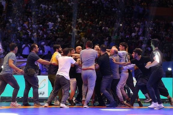 حمله فدراسیون کشتی به حراست وزارت ورزش؛ پاسخگوی هجوم تماشاگران در سالن آزادی باشید