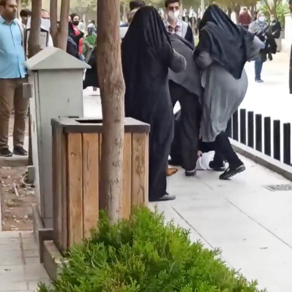 سایت «حوزه نیوز» از بازداشت زنی خبر داد که در پی تذکر حجاب یک آخوند، عمامه او را لگد کرد