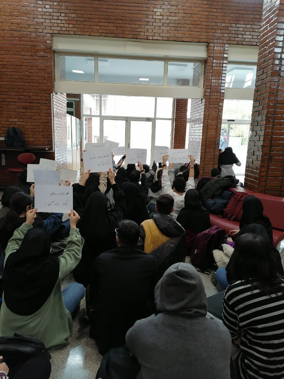 في تحدٍ لتهديدات الحرس الثوري.. الطلاب الإيرانيون يواصلون انتفاضتهم ويوسعون من احتجاجاتهم