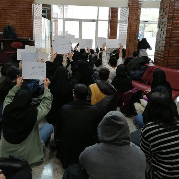 خیزش انقلابی در دانشگاههای ایران در روز ۱۰ آبان؛ تجمع و تحصن دانشجویان ادامه دارد