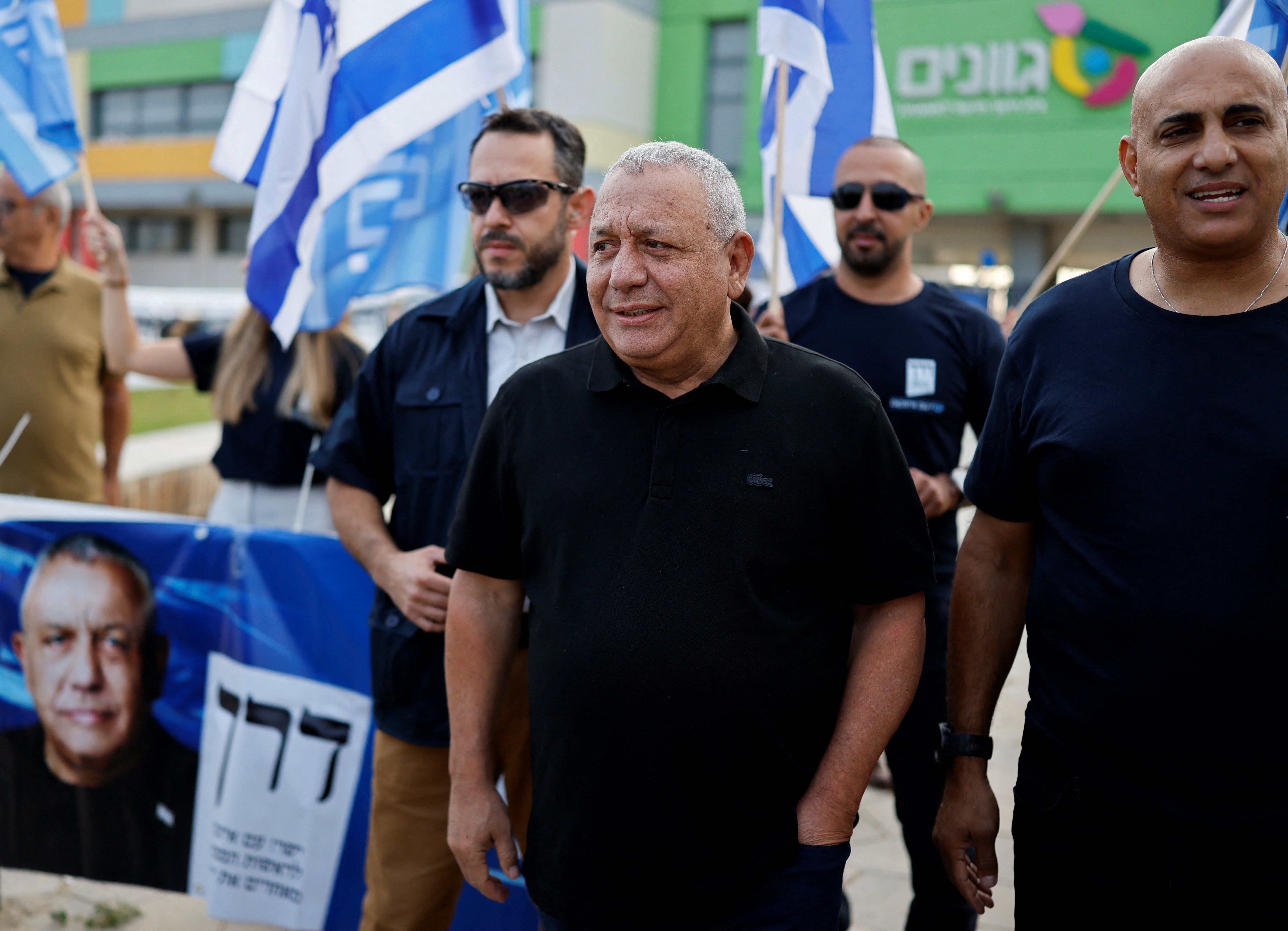 گادی آیزنکوت، رقیب اصلی نتانیاهو، در شعبه اخذ رای در جنوب اسرائیل حاضر شد