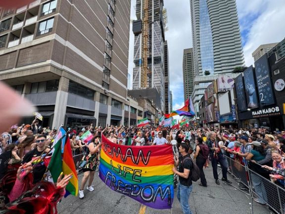 ایرانیان تورنتو رژه بزرگ افتخار جنبش کوییر را با شعار «زن، زندگی، آزادی» برگزار کردند