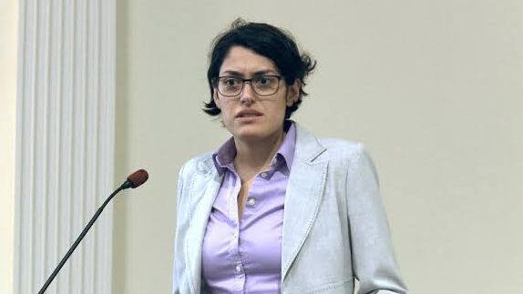 البنتاغون يغير منصب "متهمة" من أصول إيرانية بتسريب وثائق خطة الهجوم الإسرائيلي على إيران