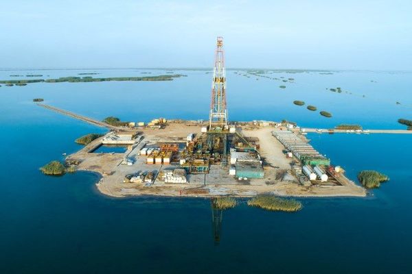 تمثل تهديدًا لأمنهم الوظيفي.. آلاف العمال يعارضون خصخصة حقل نفط "آزادغان" في إيران