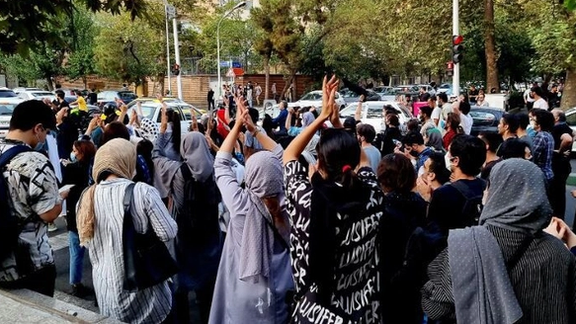 نشطاء بارزون في إيران يطالبون بـ"تقرير المصير" عبر "استفتاء بإشراف دولي"