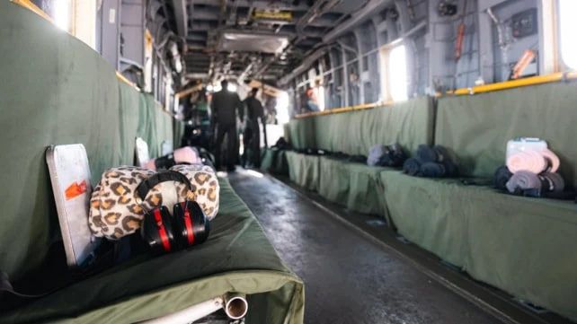 نمایی از داخل بالگردی که برای انتقال گروگان‌ها در پایگاه رعیم مستقر شده است