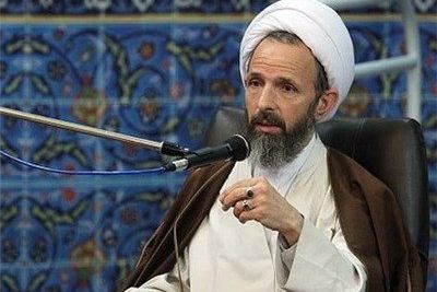 عضو جامعه مدرسین حوزه علمیه: خامنهای در ایران نشسته ولی کل جهان را اداره میکند