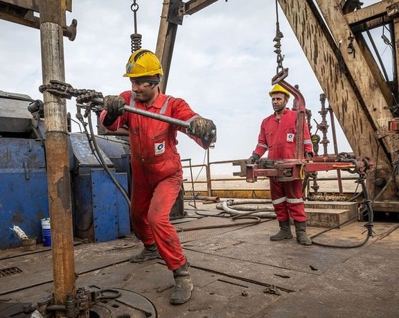 قلق متصاعد من زيادة هجرة العاملين بقطاع النفط الإيراني