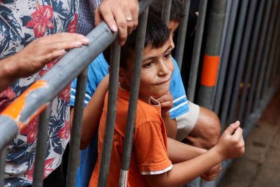 کودکان آواره لبنانی در صف دریافت غذا در بیروت، ۲۳ مهر