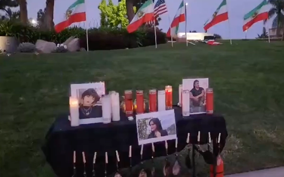 ایرانیان ارواین کالیفرنیا در یادبود جانباختگان خیزش انقلابی مراسم خیابانی برگزار کردند