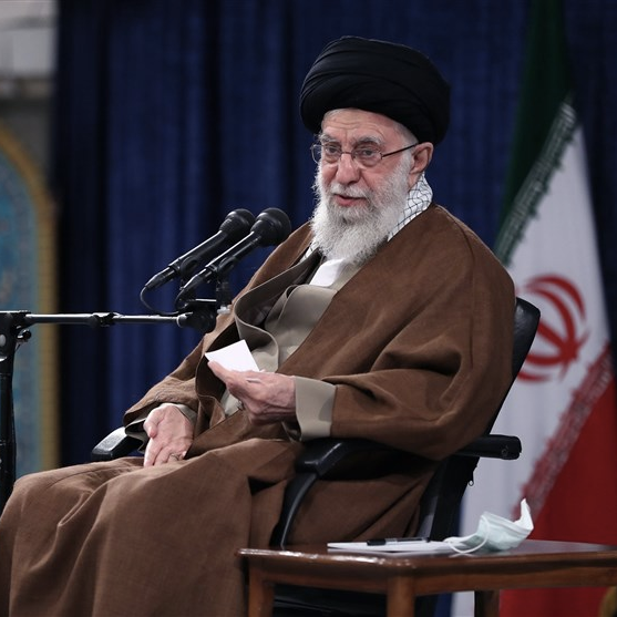 خامنئي يحاول بث الثقة بين قواته.. ويصف المتظاهرين بـ"الجهلة والمرتزقة"