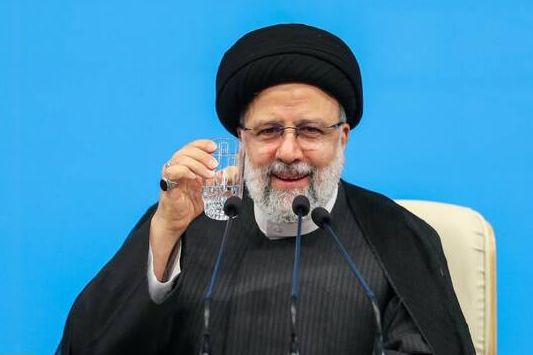 امام جمعه بخش مرکزی یزد: رئیسی هرگز از لباسش سوء استفاده نکرد