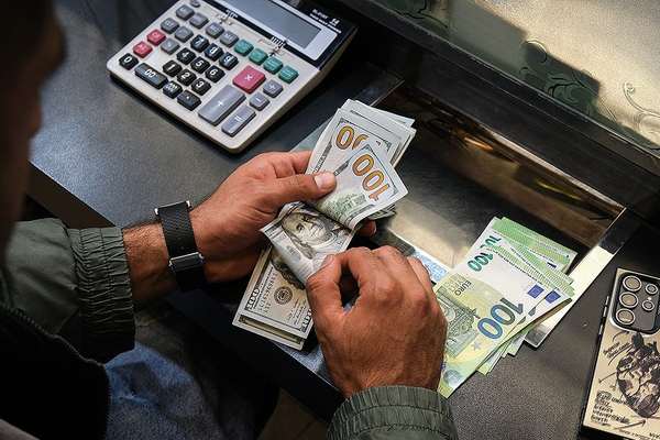 Iran’s rial hits new low as dollar nears 1.92 million