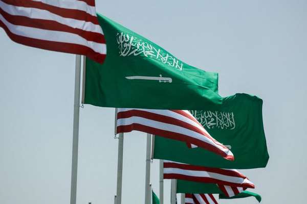 حملات به فرودگاه ریاض هشدار هوانوردی آمریکا و لغو حضور بیپی در همایش انرژی را در پی داشت