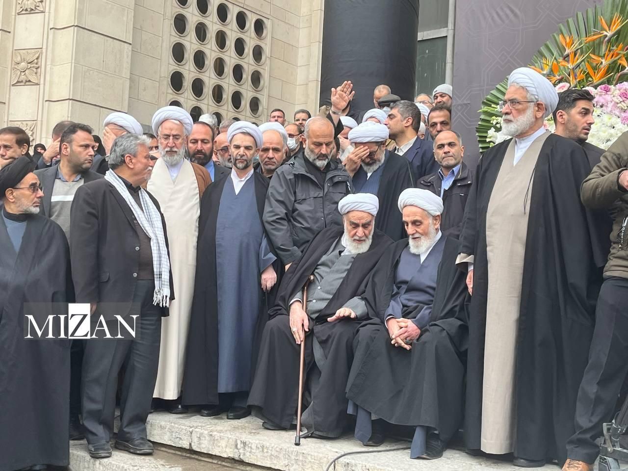 محمد گلپایگانی، رئیس دفتر علی خامنه‌ای، در کنار علی اکبر ناطق نوری