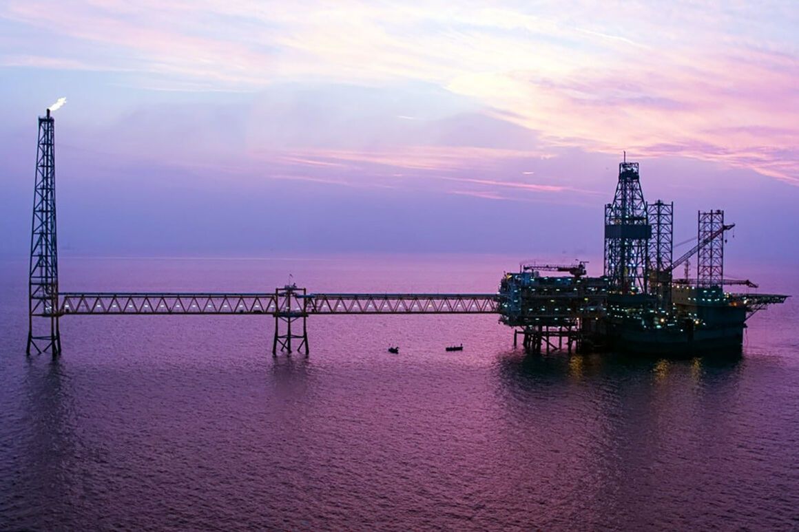 شریان نفتی جمهوری اسلامی زیر فشار تحریم‌ها؛ صادرات نفت ایران به‌طور چشمگیری کاهش یافت