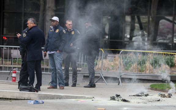 مردی در محوطه بیرون دادگاه دونالد ترامپ در نیویورک خودش را به آتش کشید