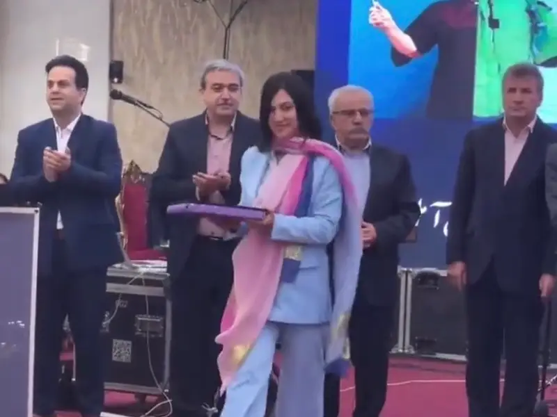 السلطات الإيرانية تفصل مسؤولين شاركوا في حفل حضرته طبيبة لم تلتزم بالحجاب الإجباري