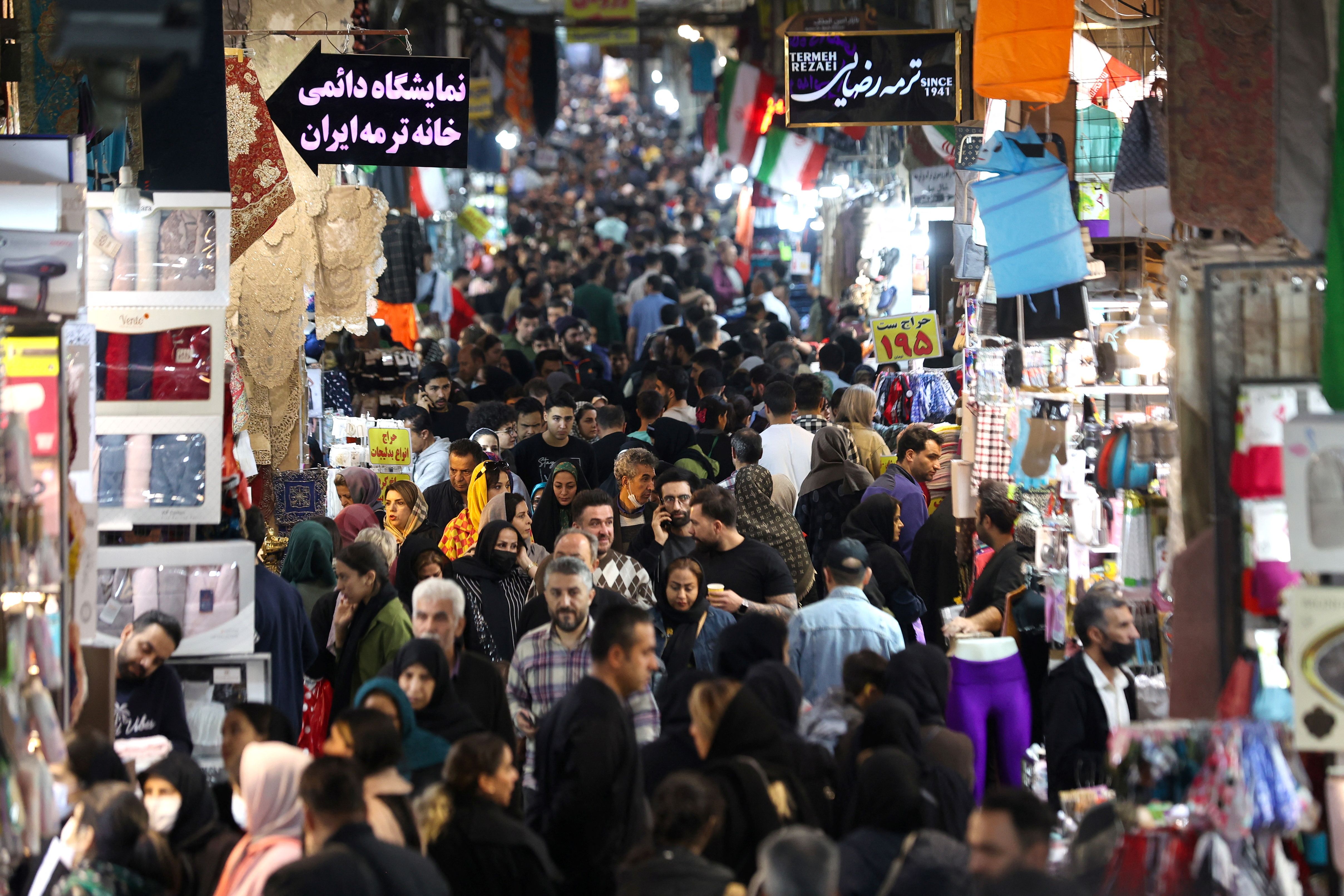 Workers Protest Iran's 35% Wage Hike Amid 50% Inflation