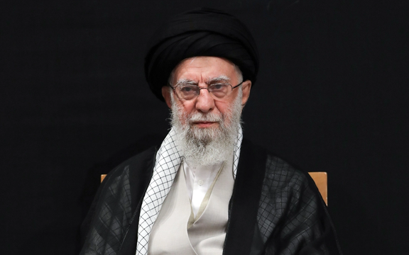 المرشد الإيراني يعين أحمديان وشمخاني ممثلين له في مجلس الدفاع