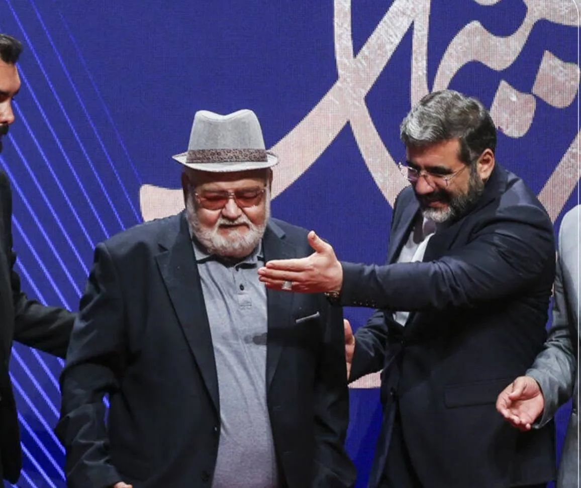 اکبر عبدی در کنار محمدمهدی اسماعیلی، وزیر ارشاد دولت ابراهیم رئیسی