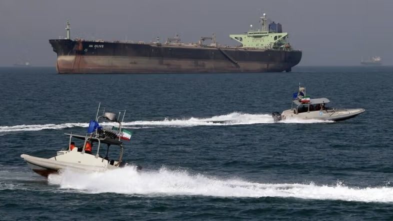 مسؤول أميركي: إيران تحتجز ناقلة نفط في مضيق هرمز وتنقلها إلى مياهها الإقليمية