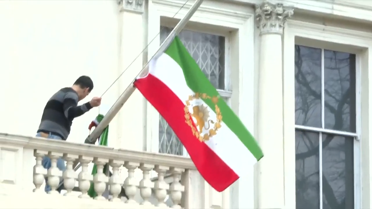 ایرانیان پرچم شیر و خورشید را در سفارتخانه‌های جمهوری اسلامی در چند کشور برافراشتند