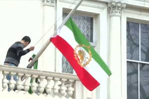 ایرانیان پرچم شیر و خورشید را در سفارتخانههای جمهوری اسلامی در چند کشور برافراشتند