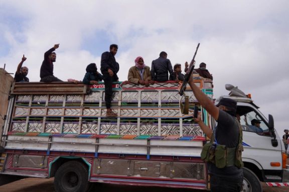 خانوادههای بادیهنشین سوار بر وسیله نقلیه، روستای المزرعه را ترک میکنند