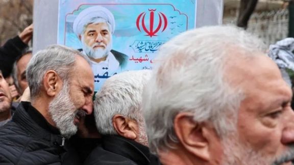 گریه حمید نوری، از کارکنان قوه قضائیه در دهه ۶۰ زیر تابوت مقیسه