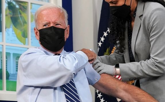 جو بایدن، رییس جمهوری آمریکا، دوز سوم واکسن کرونا را دریافت کرد