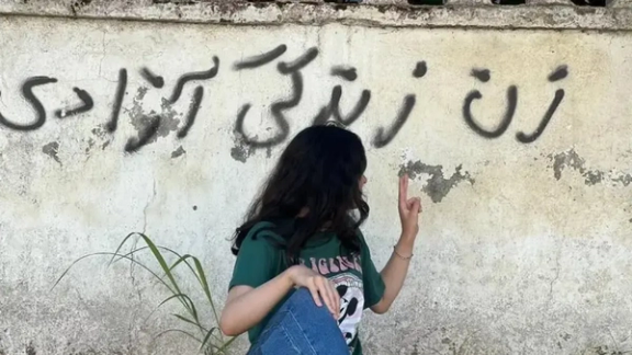 مساعد الرئيس الإيراني: تنفيذ قانون "العفاف والحجاب" قد يؤدي إلى "عصيان مدني"