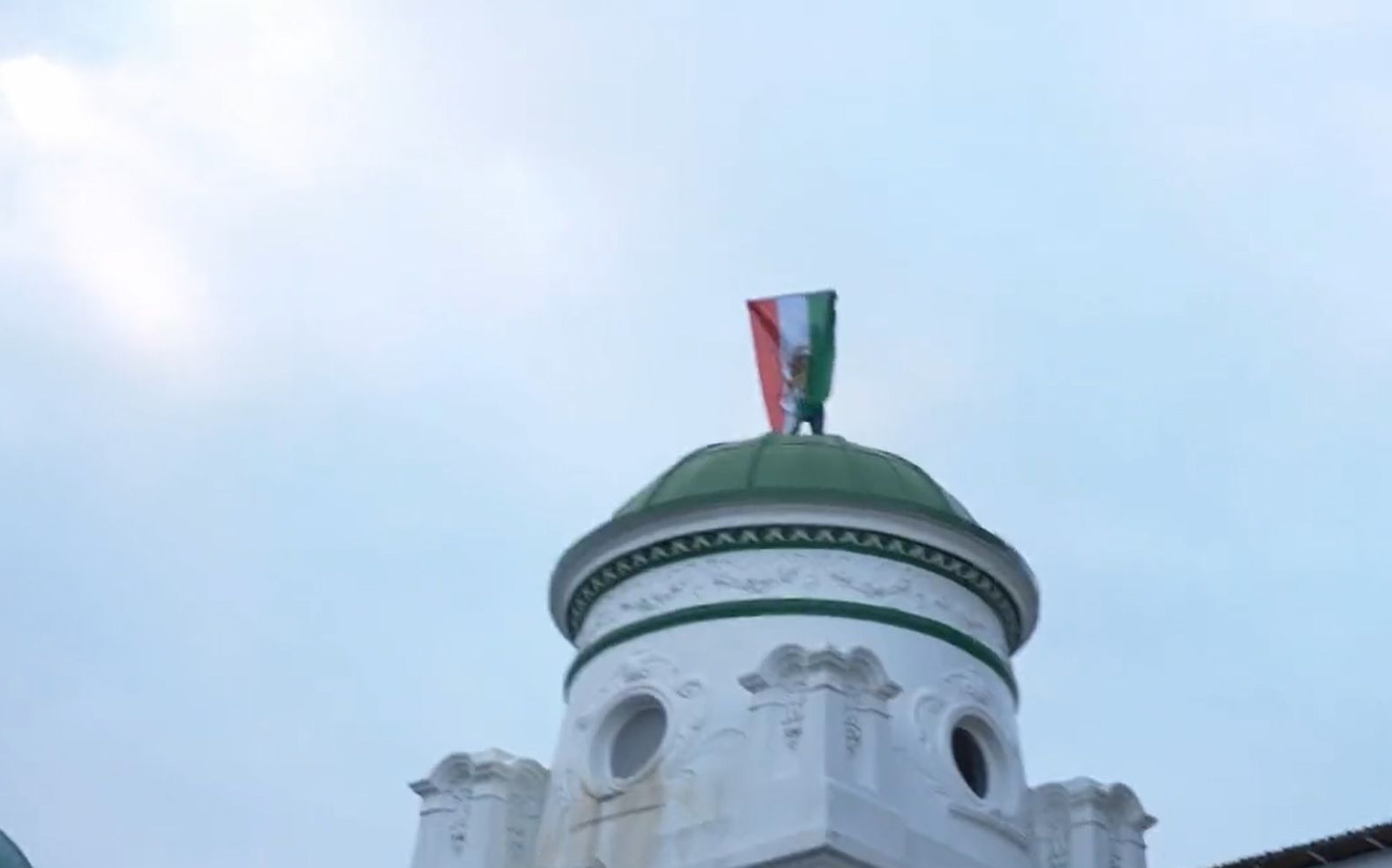 پرچم شیر و خورشید بالای ساختمان مرکز اسلامی لندن به اهتزاز درآمد