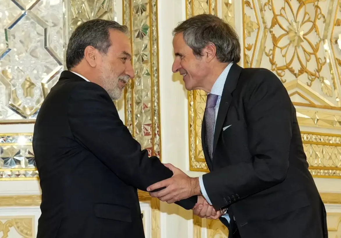 خبرگزاری تسنیم درباره سفر عراقچی به مصر: احتمال توافق با آژانس وجود دارد