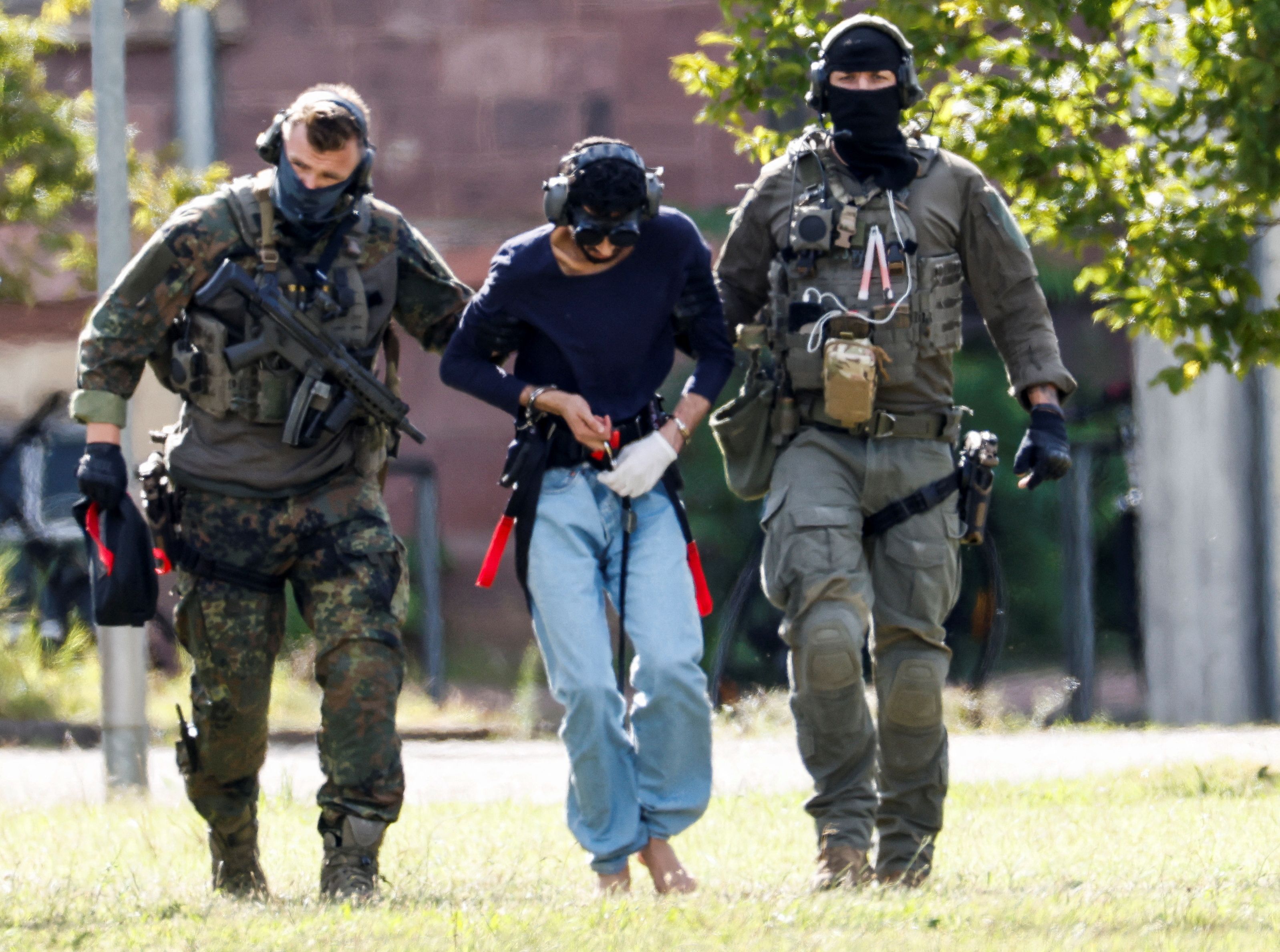 مظنون بیست‌وشش ساله اهل سوریه در حال خروج از دفتر دادستانی فدرال آلمان، کارلسروهه، چهارم شهریور