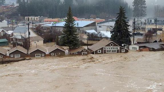 در پی ادامه طوفان در غرب کانادا، فعالیت بندر ونکوور متوقف و حمل و نقل ریلی مختل شد