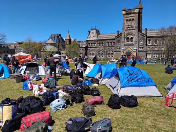 معترضان حامی فلسطین در محوطه دانشگاه تورنتو کانادا دهها چادر برپا کردند