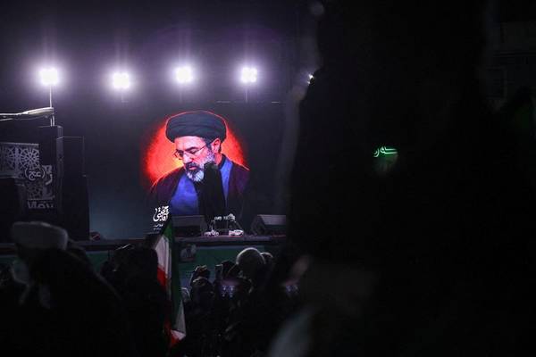 از رهبر پشت تریبون تا رهبر نامرئی؛ خامنهای دیده نمیشود اما فتوا میدهد