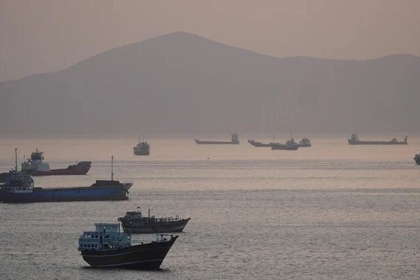 Iran takes US response to cabinet, Hormuz clashes continue