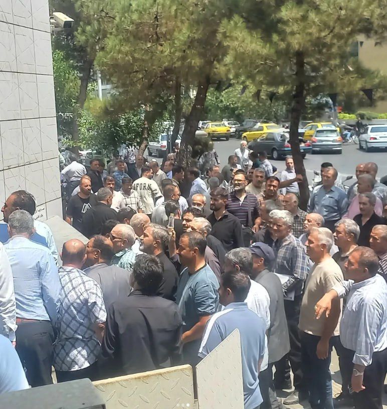 تجمع اعتراضی نانوایان تهرانی مقابل وزارت کشور هم‌زمان با افزایش قیمت نان در سراسر ایران