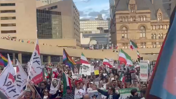 هزاران ایرانی و کنشگر کانادا در تورنتو در همبستگی با خیزش ایرانیان تظاهرات کردند