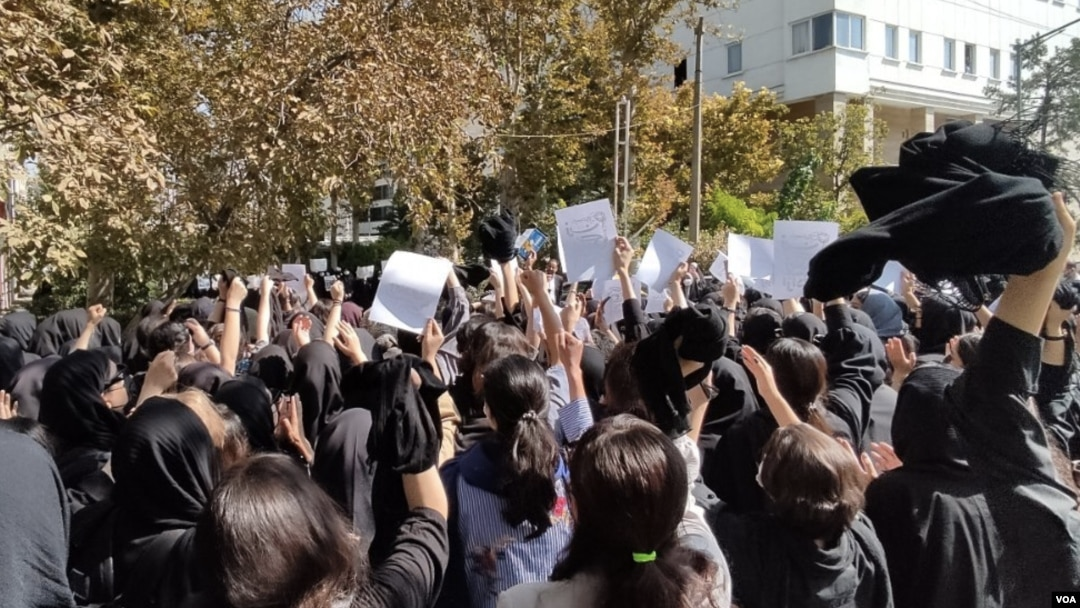 انتفاضة الشعب تتسبب في هلع النظام الإيراني.. واعتقال أكثر من 300 ناشط سياسي ومدني وطلابي