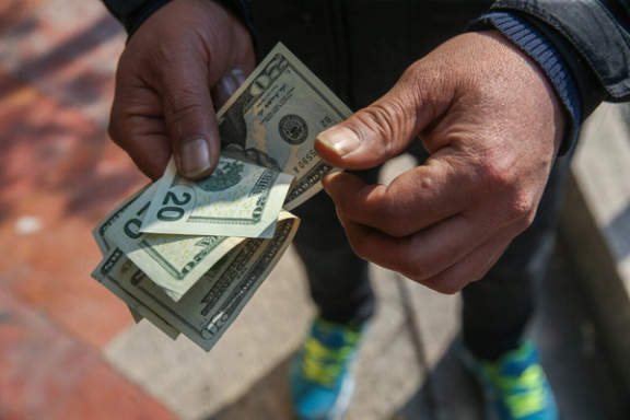 نرخ دلار در بازار آزاد ایران از ۱۱۴ هزار تومان عبور کرد