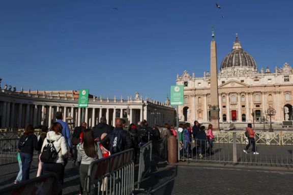 حضور مردم پس از مرگ پاپ در کلیسای سنت پیتر