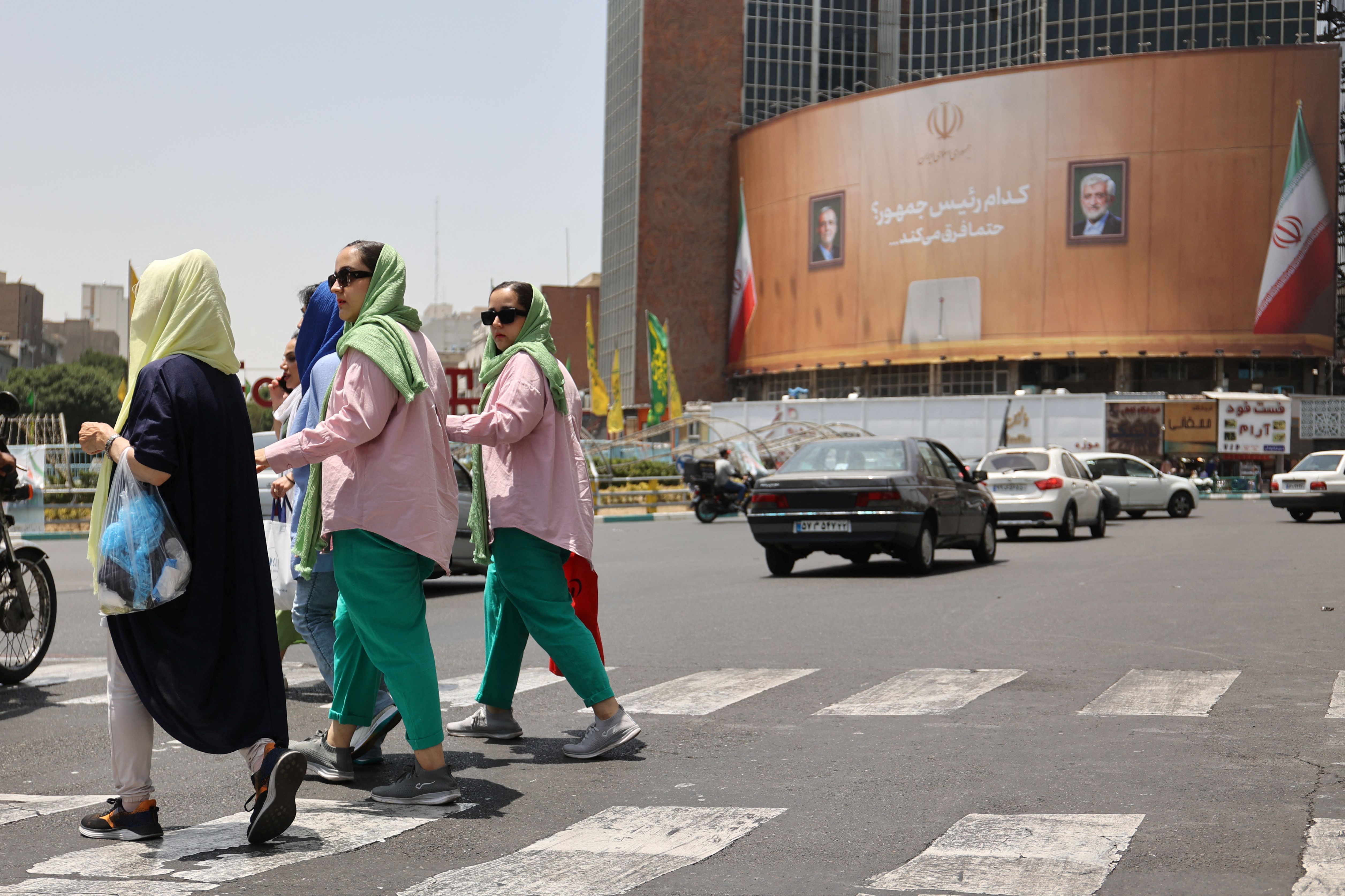 Slain protesters' families urge Iran election boycott