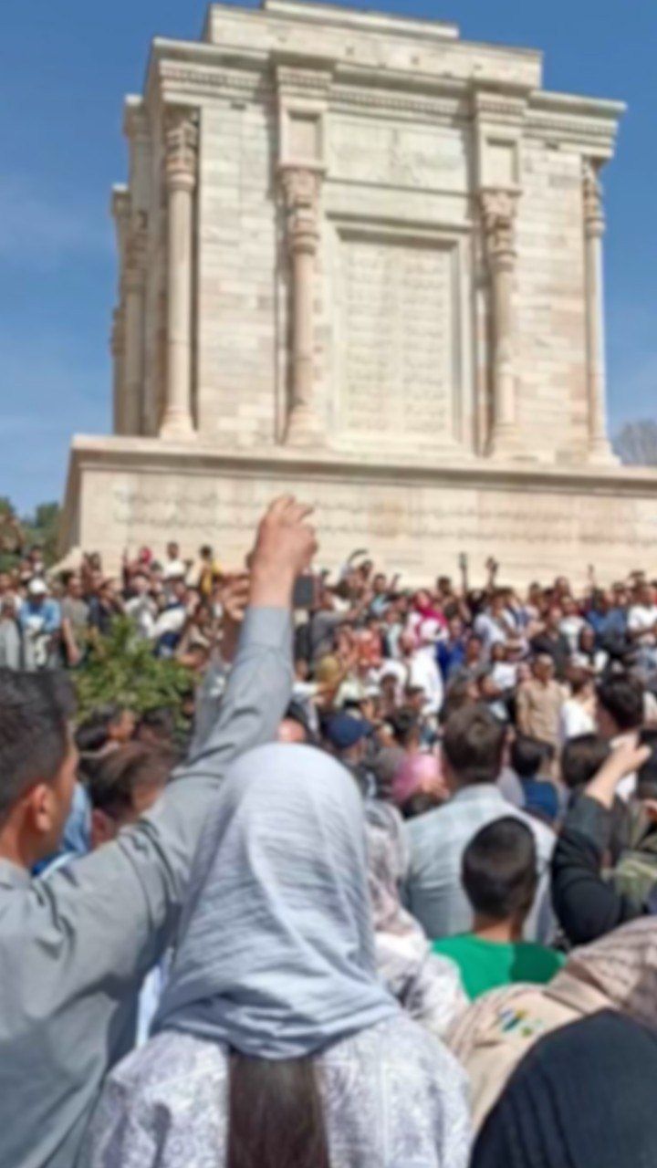 فرماندار مشهد تهدید کرد با شهروندانی که در آرامگاه فردوسی شعار دادند برخورد قضایی می‌شود