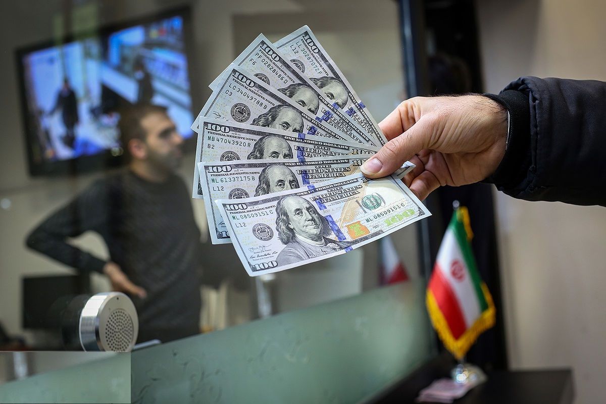 بعد تجاوزه 57 ألف تومان.. توقعات بانهيار شديد في الاقتصاد الإيراني