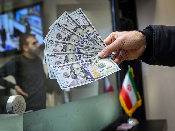 بعد تجاوزه 57 ألف تومان.. توقعات بانهيار شديد في الاقتصاد الإيراني