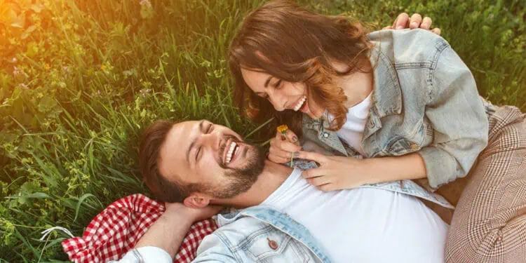 مطالعه جدید نقش حیاتی شوخ‌طبعی را در حفظ روابط عاشقانه برجسته می‌کند
